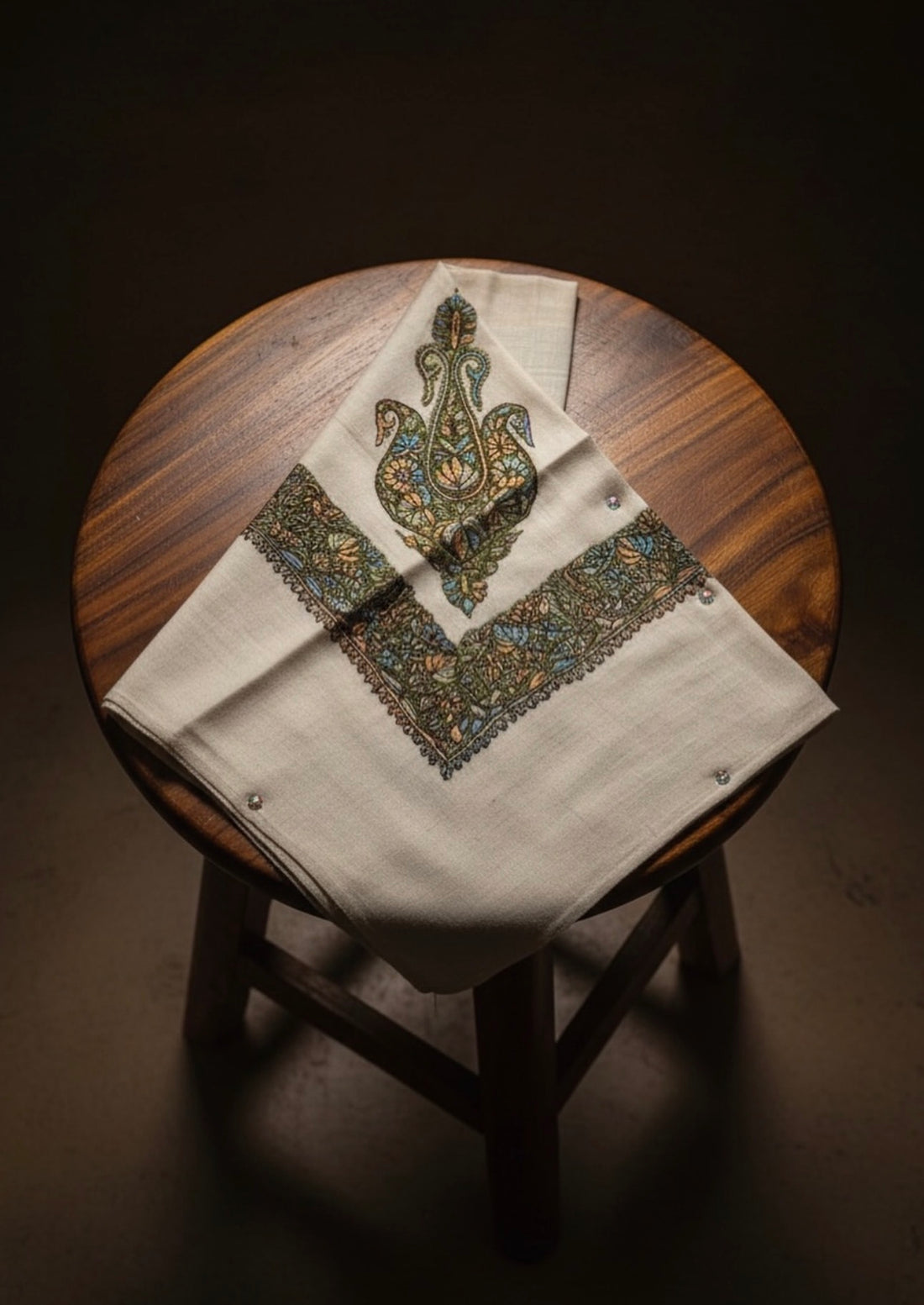 Exquisite Traditional Shemagh Shawl with Detailed Corner W