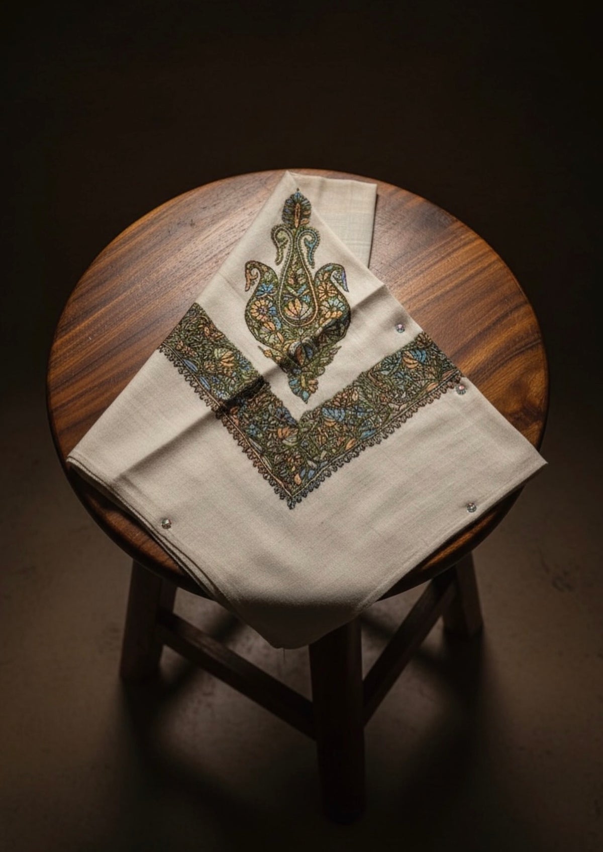 Exquisite Traditional Shemagh Shawl with Detailed Corner W